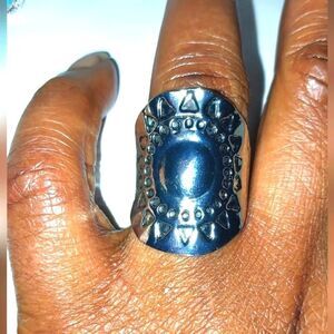 Silver tone crest unisex ring sz.9